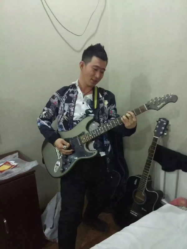 小吉他的第一张照片--潍坊相亲服务中心