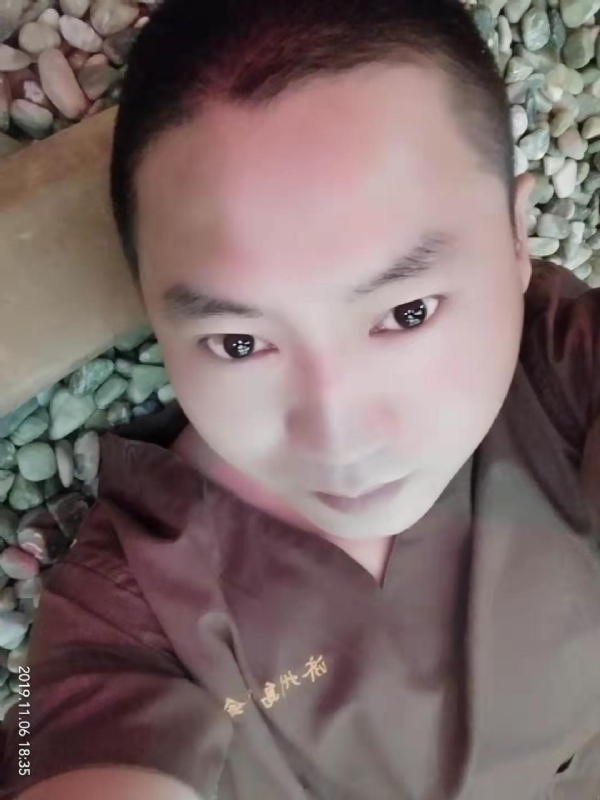 红枫叶的第一张照片--潍坊相亲服务中心