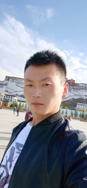 阳光下的小草的第二张照片--潍坊相亲服务中心