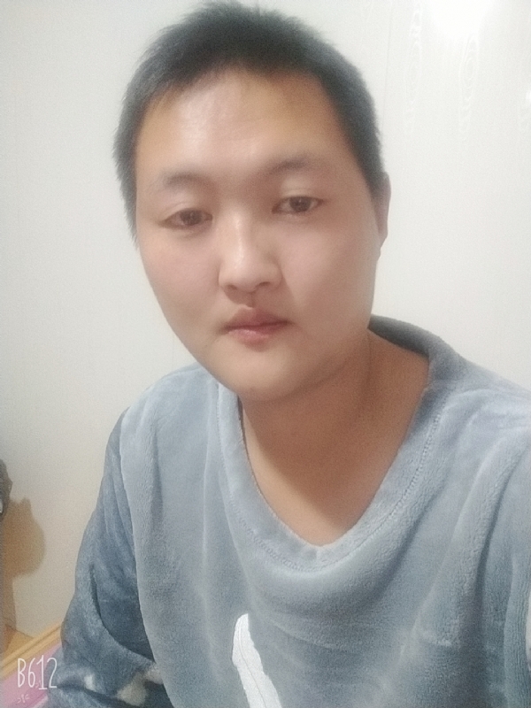 烟圈里透着伤的第二张照片--潍坊相亲服务中心