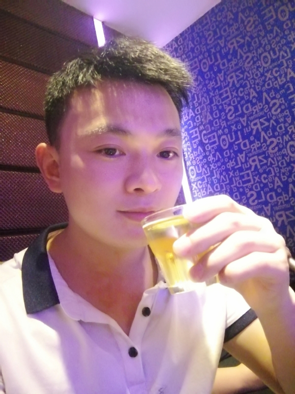 幸福的拥抱的第一张照片--潍坊相亲服务中心