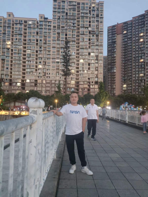 寂寞的男人的第一张照片--潍坊相亲服务中心